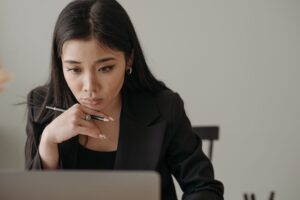 Ergonomie am Schreibtisch: lange Sessions gesund überstehen